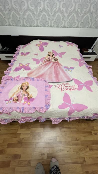 Разные покрывала и наволочки для подушек