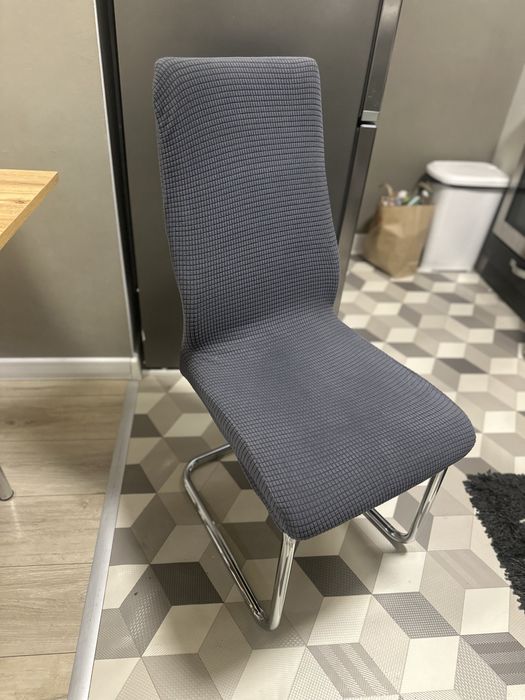 Маса с четири стола