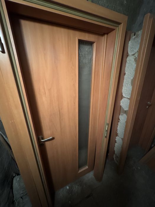 ПРОДАВАМ!ДВЕ ИНТЕРИОРНИ ВРАТИ С КРИЛА И ЕДНА КАСА!
