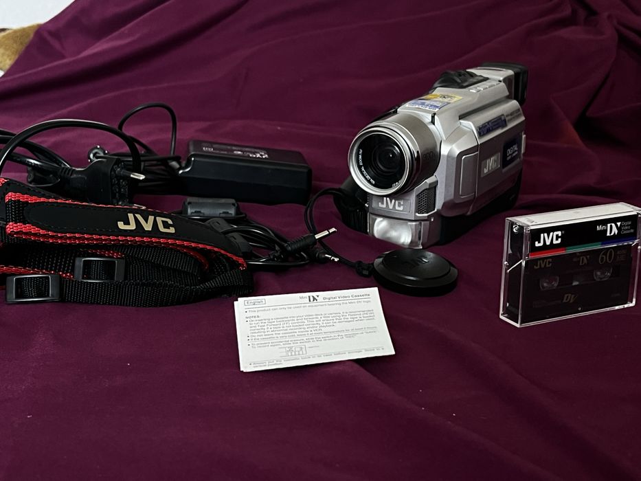 Цифровая касетная видеокамера JVC