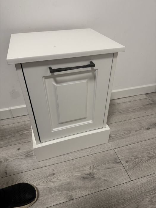 Vand mobila de dormitor 2 parti el/ea,  stare ca nou