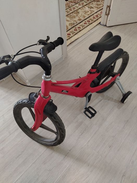 Детский велосипед красний