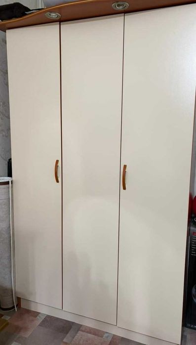 Продам шкаф, тумбочки и туалетный столик