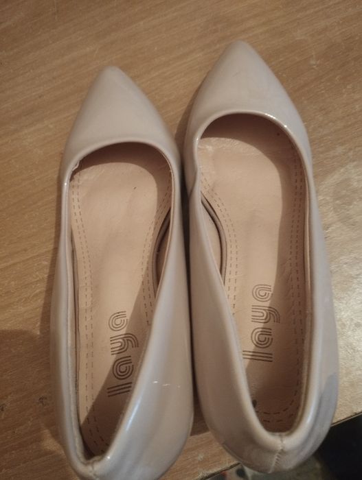 Аяк киімдер сатылады