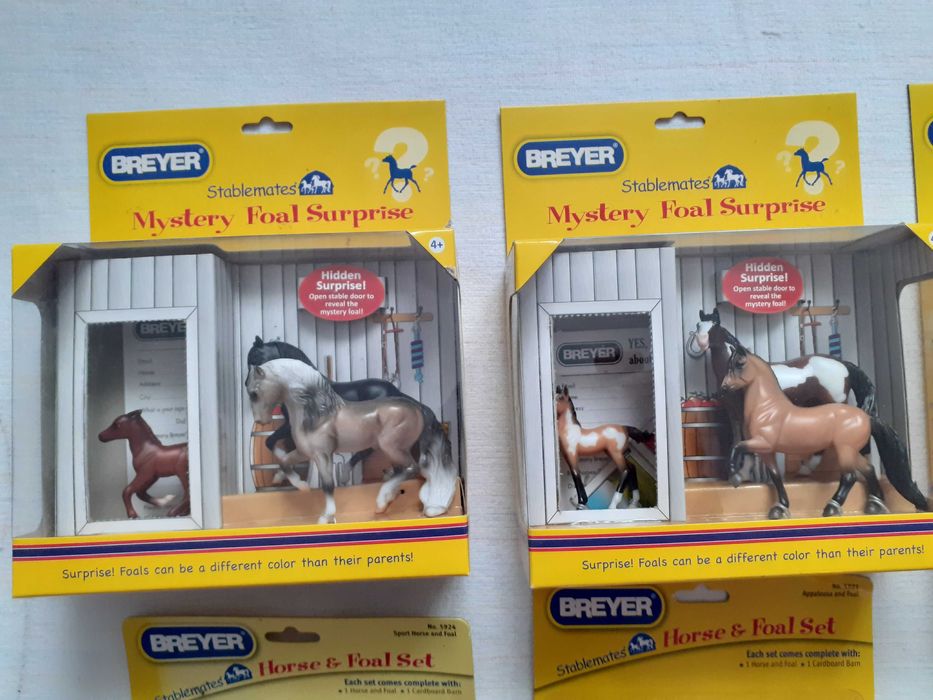 set figurine cai Breyer noi in cutie