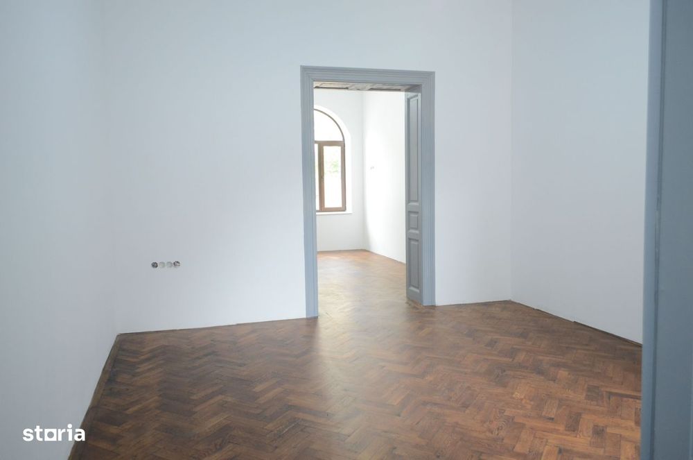 Apartament renovat in cladire interbelica, zona centrala
