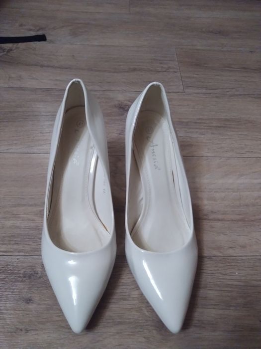 Продам туфли модельные