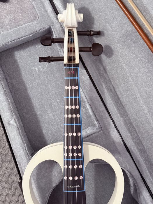 Vioara Electrica Aston Villa - 4/4 cu arcus, cutie si accesorii