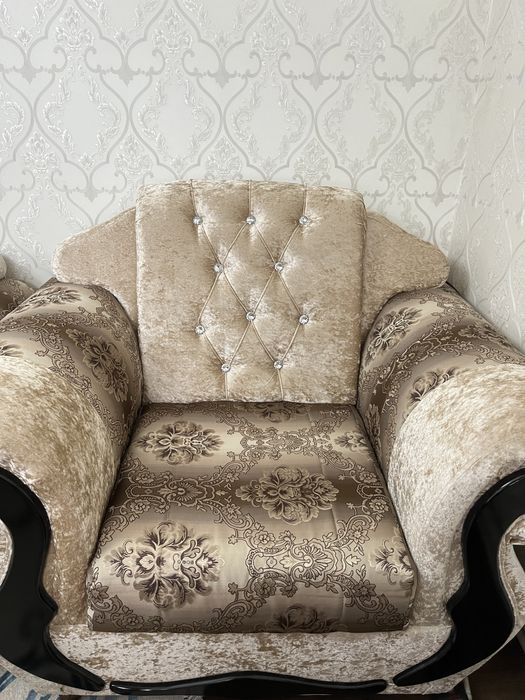 Диван с двумя креслами