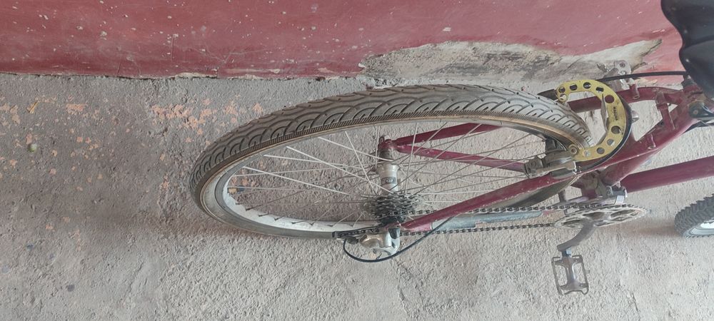 Велосипед красный скоростной полуспортивный