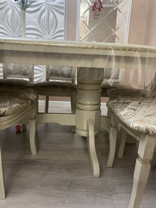 Стол для большой семьи