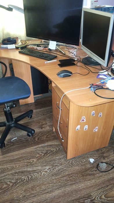 Письменный стол.