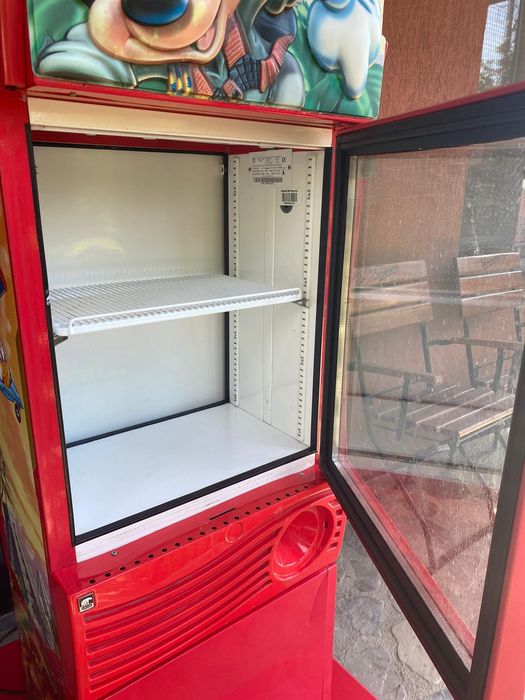 Frigidere vitrina una cu spatiu depozitare
