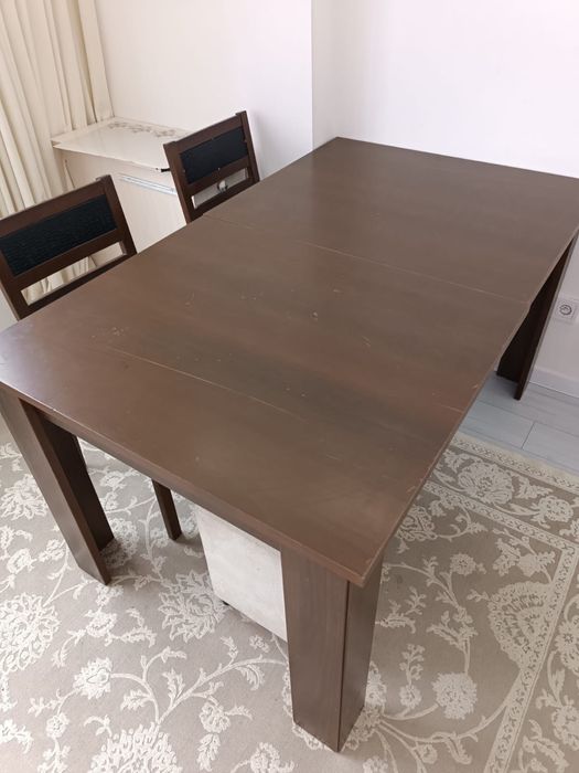 Деревянный стол со стульями