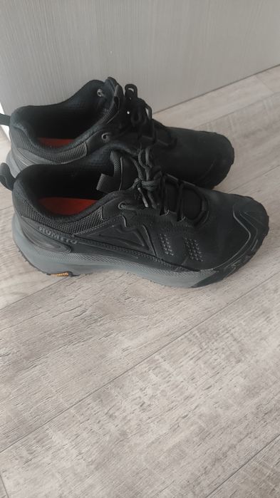 Продам кроссовки мужские 40 размер