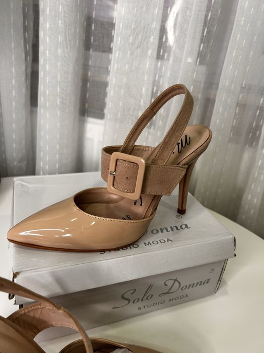 Pantofi bej cu toc marime 38