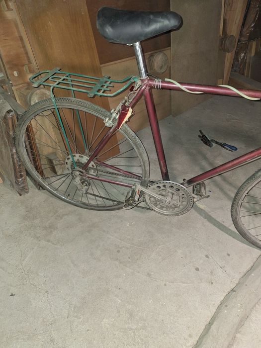 Vând  bicicletă semicursiera ,plus 2 roți  de rezervă.