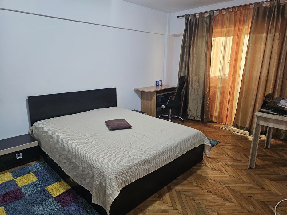 Închiriez apartament cu două camere decomandate ultracentral