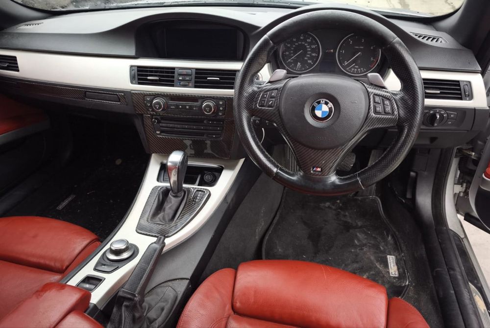 Dezmembrez BMW 330d E93 231cp,M Pack,Recaro piele rosie,Navigatie CCC