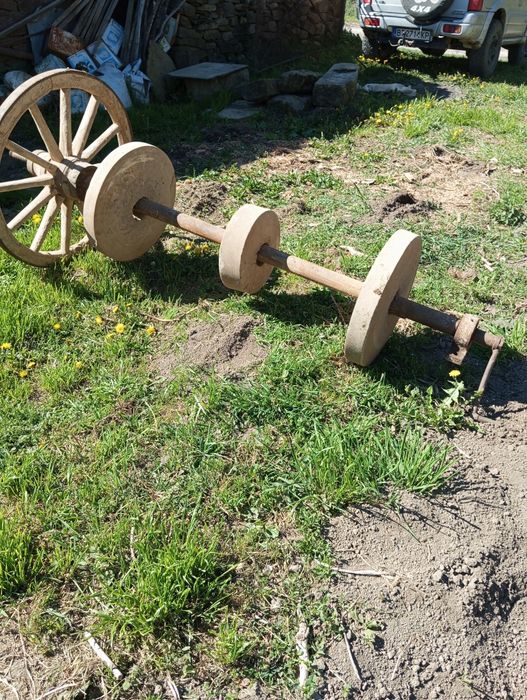 Старинно точило със колело от каруца