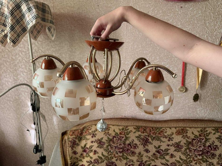 Продам люстру б/у