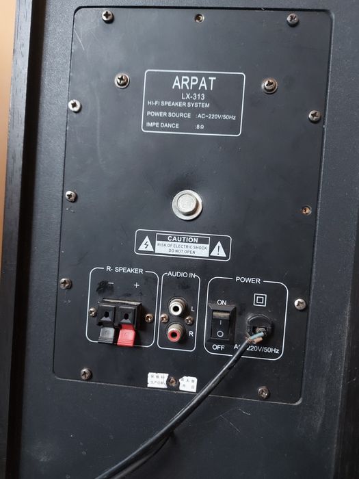 Колонки с с встроенным усилителем.