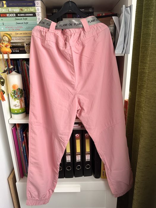 Vand pantaloni Bershka