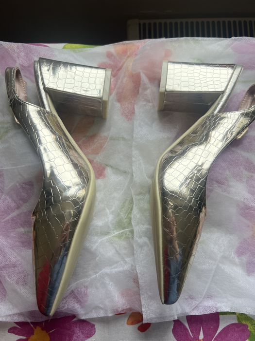 Pantofi noi, aurii decupati la spate