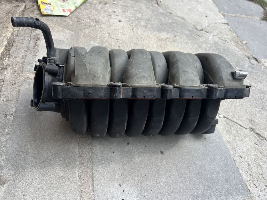 Всмукателен колектор audi A8 d4 4,2 fsi