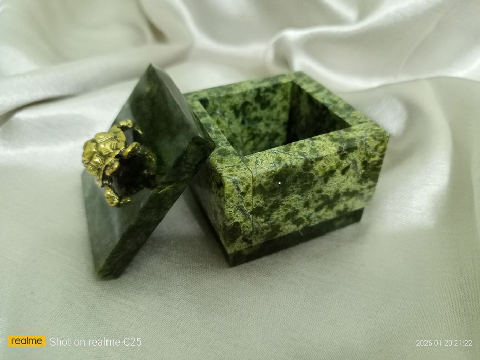 Шкатулка из змеевика.