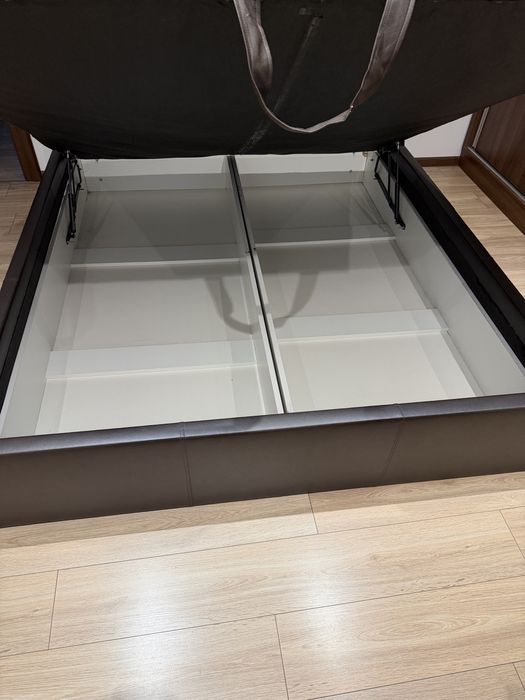 Pat matrimonial tapițat maro + ladă depozitare + somieră metalică