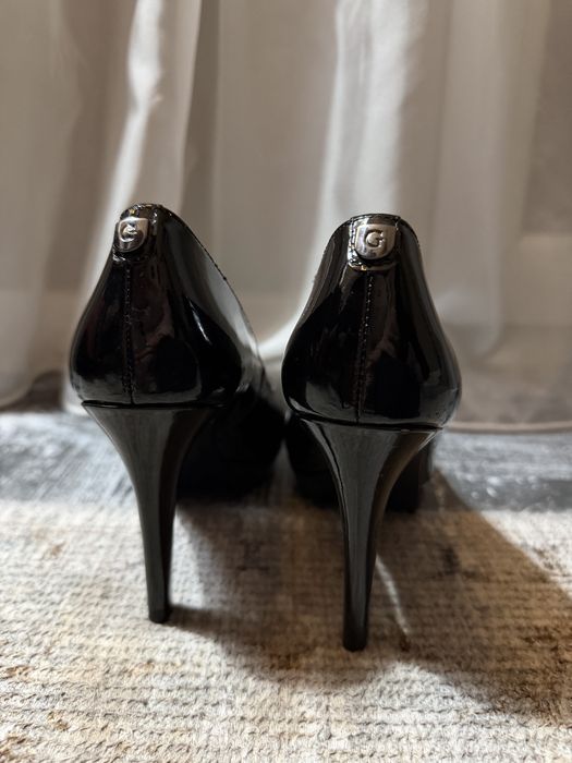 Лачени високи обувки Guess