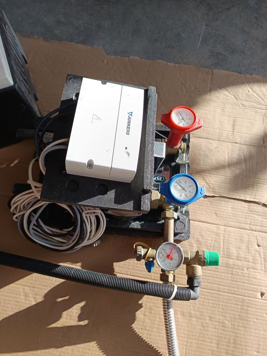 Junkers Pachet presiurizat 300l panouri solare apă caldă