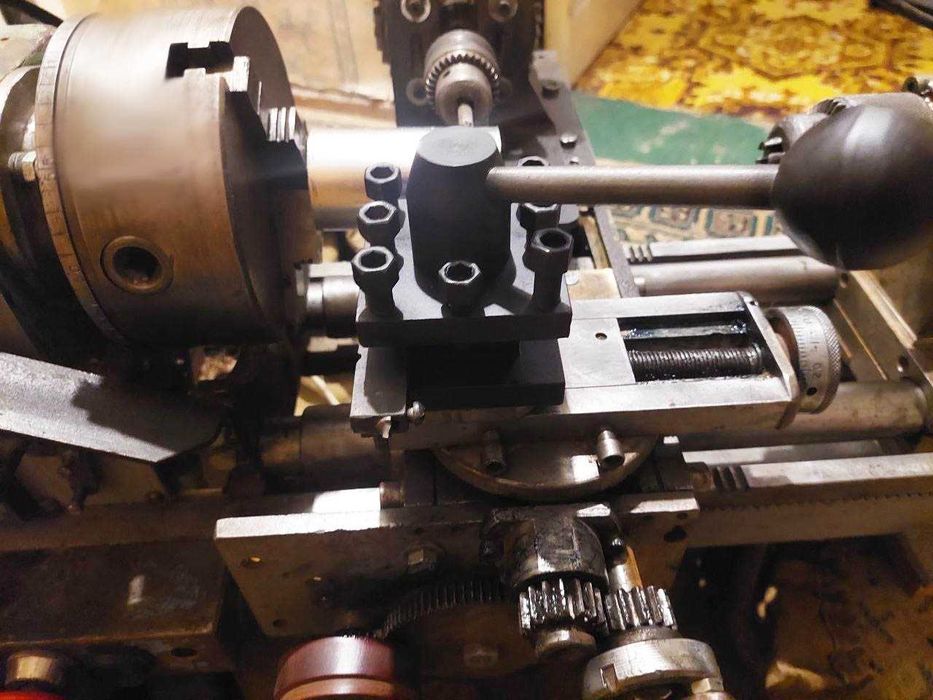 Продам токарный станок с столиком для фрезерной насадки