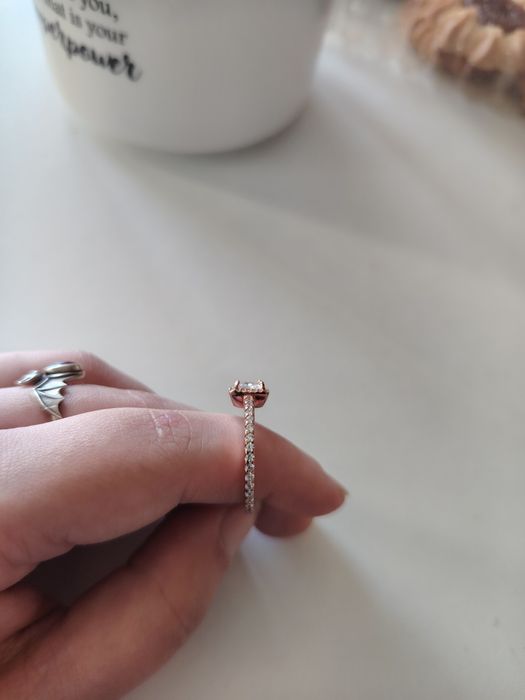 Сбърен пръстен с камъчета и баня от розово злато