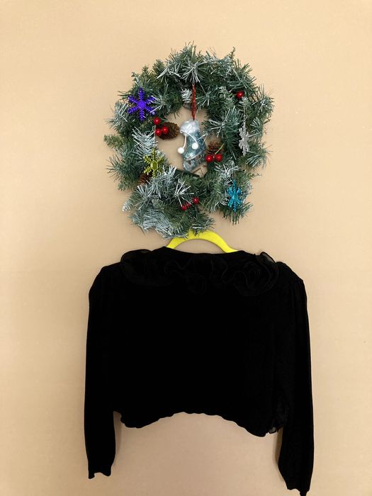 Черна жилетка с допълнителни орнаменти - размер S