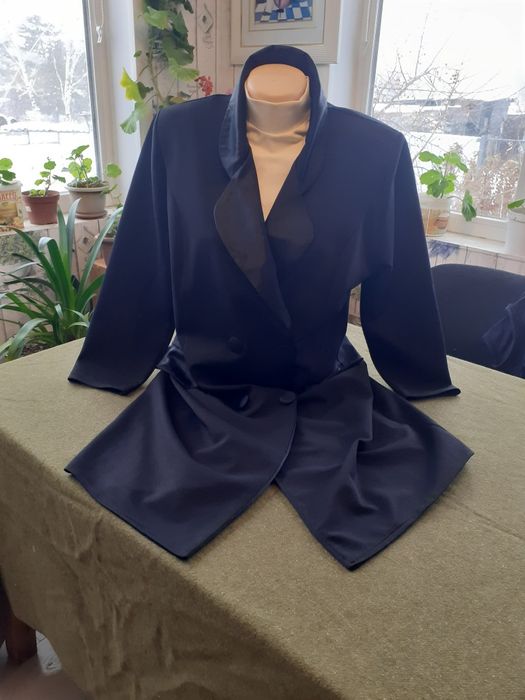 Продам женскую одежду,жакеты.