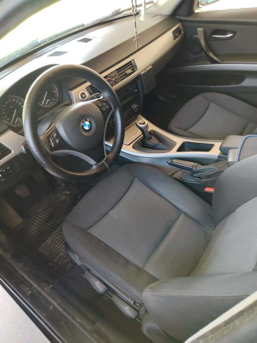 Vand BMW seria 3 2008 pentru mai multe  detalii sunati la nr de tel +49 1590 1770428