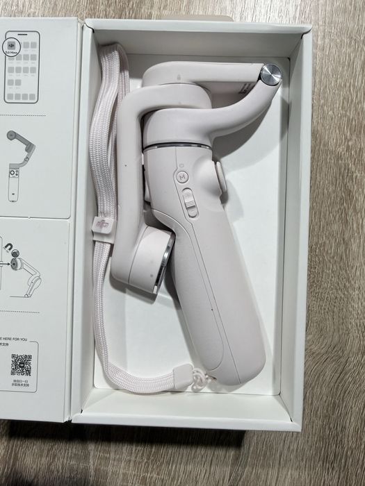 Vand stabilizator DJI OM 5 alb cu geanta neagra DJI