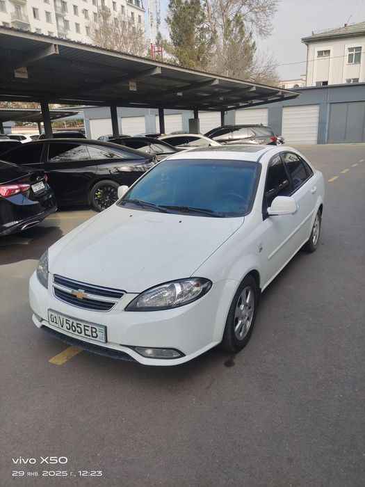 Gentra elegant plus сотилади