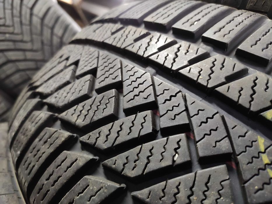 4бр Зимни гуми 235 60 16 - Continental