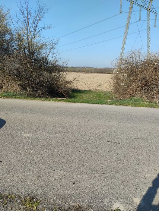 Teren extravilan 3ha 74 ari (37.400 mp), la sosea asfaltata, cu stalp curent si posibilitate apa.