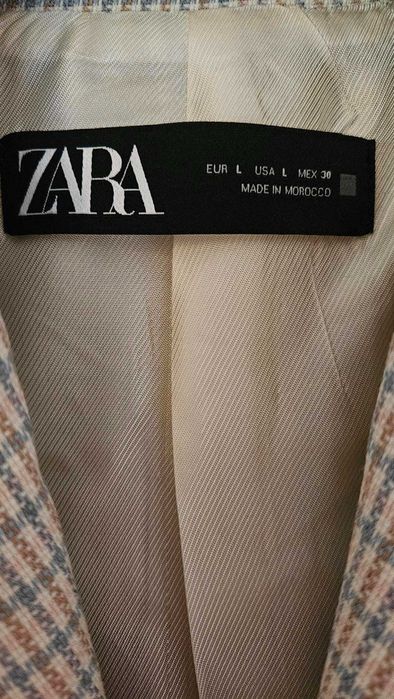 Sacou Zara cu butoni cu detalii aurii și umeri întăriți