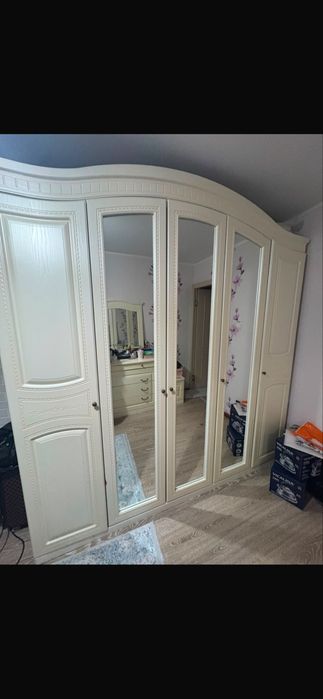 Большой шкаф добротный