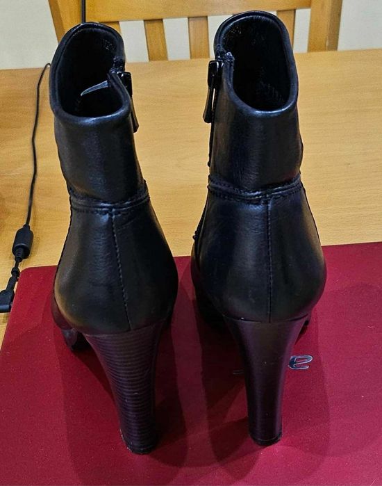 Елегантни боти от естествена кожа