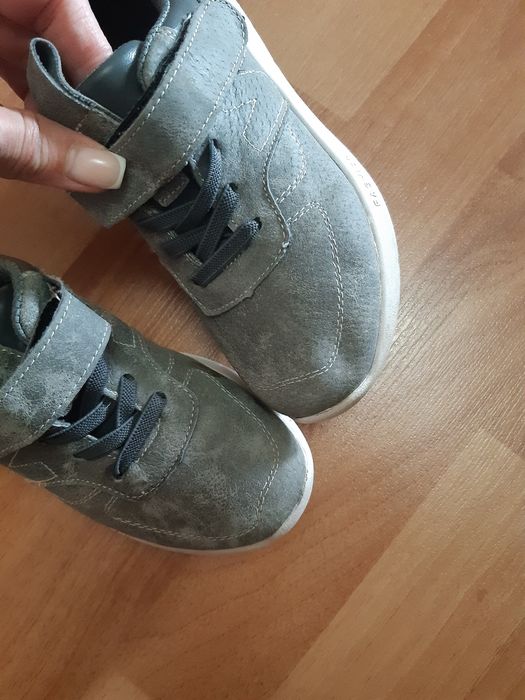 Продам детские кроссовки