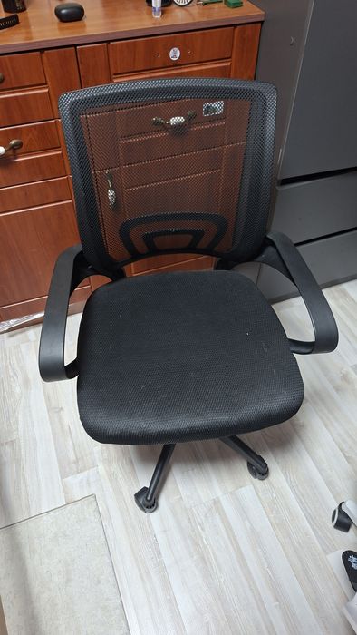 Офисное кресло .