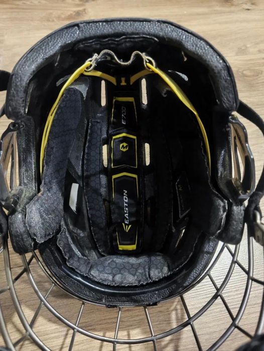 Продам хоккейный шлем Easton E700
