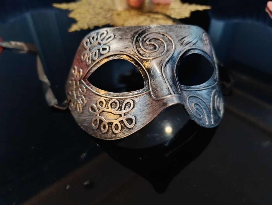 Стильная мужская карнавальная маска-рыцарь