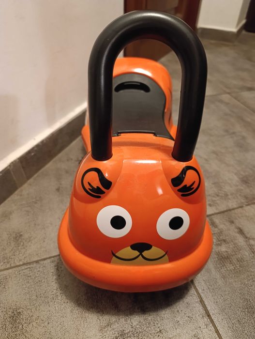 Mașinuța pentru bebe